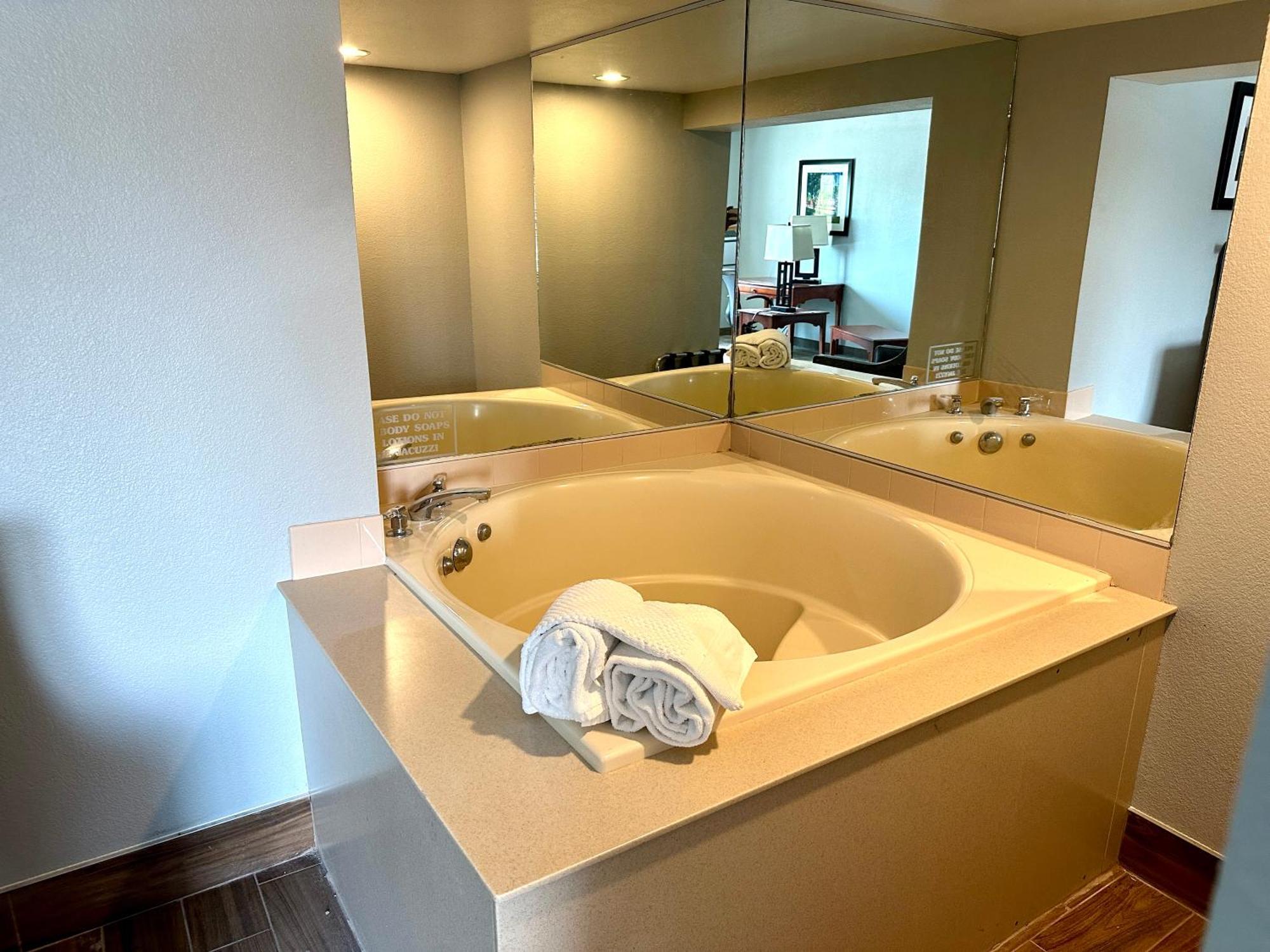 Americinn & Suites By Wyndham Baraboo Event Center Dış mekan fotoğraf